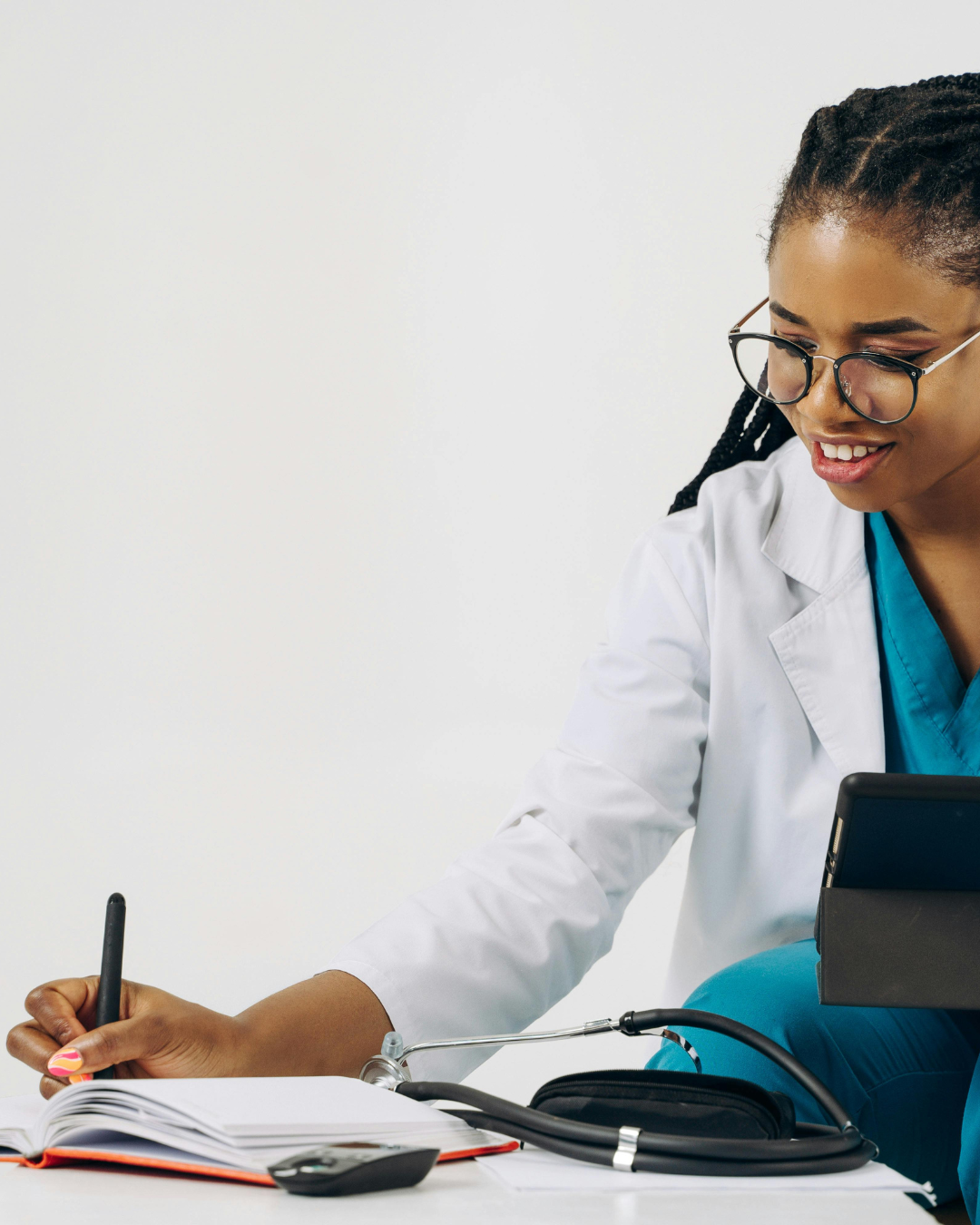 CDI chart reviewer looks at medical record